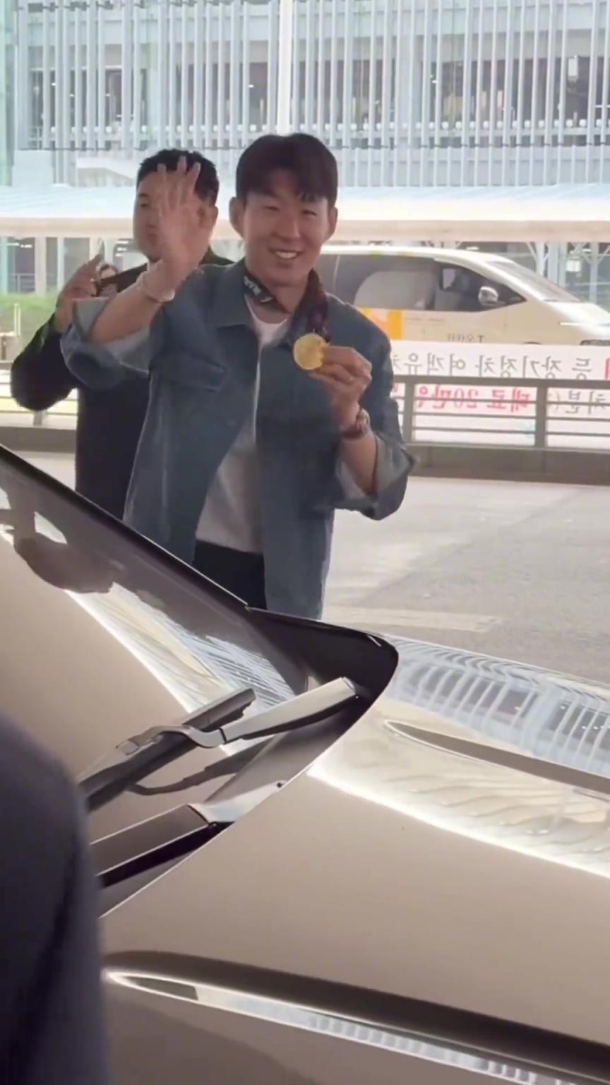 衣錦還鄉(xiāng)！孫興慜返回韓國，眾多女球迷讓其把歐聯獎牌戴上